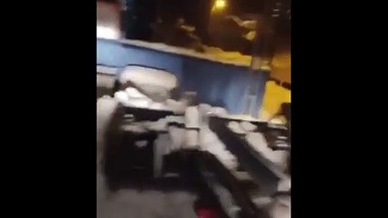 Belediye Başkanı sokaktaki karı CHP’li komşusunun evinin önüne yığdırdı