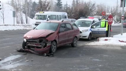 Son dakika haberleri... İki araç çarpıştı, 5 kişi kazayı yara almadan atlattı
