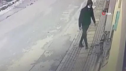 Güpegündüz yol kenarındaki bisikleti böyle çaldı