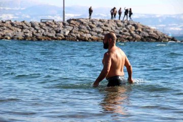 Buz gibi suya girip kumsalda güneşlendi