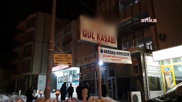 Elektrik zammını pankart asarak protesto eden market işletmecisi gözaltına alındı