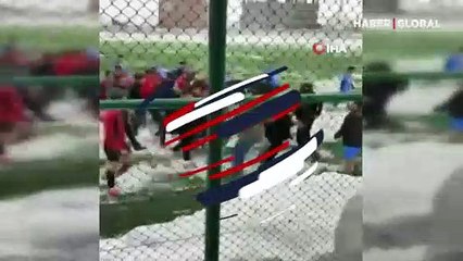 Kars'ta amatör maçta 85. dakikada saha birbirine girdi