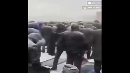 Müslümanlar Moskova'da kar fırtınasına rağmen cuma namazını eda etti