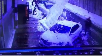 Son dakika haberleri... SULTANGAZİ'DE YENİ TEMİZLEDİĞİ ARACI YİNE KARIN ALTINDA KALDI O ANLAR KAMERADA