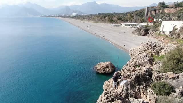 Son dakika haberi | Falezlerde korkutan görüntü... 40 metrelik falezlerin ucunda ölümüne olta