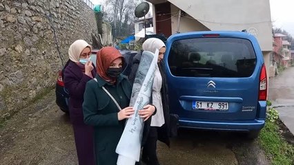Gönüllü akademisyen cami ve Kur'an kursu duvarlarını işlemelerle süslüyor