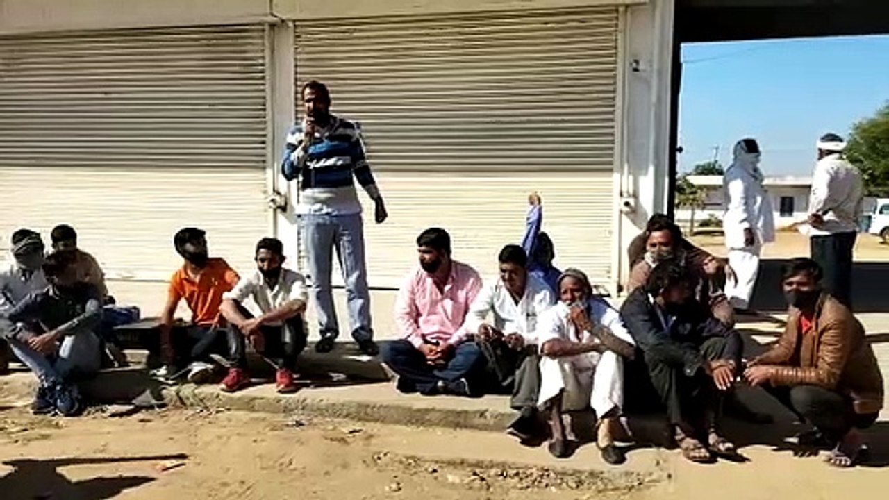 एक ही दुकान पर दो महीने में दूसरी बड़ी चोरी, धरने पर बैठे ग्रामीण