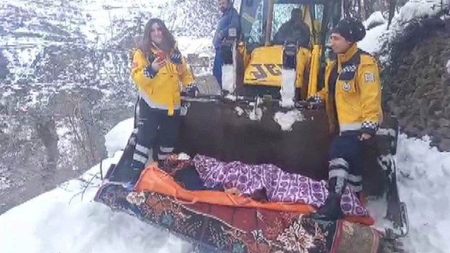 Bacağı kırılan yaşlı kadın kepçeyle ambulansa taşındı