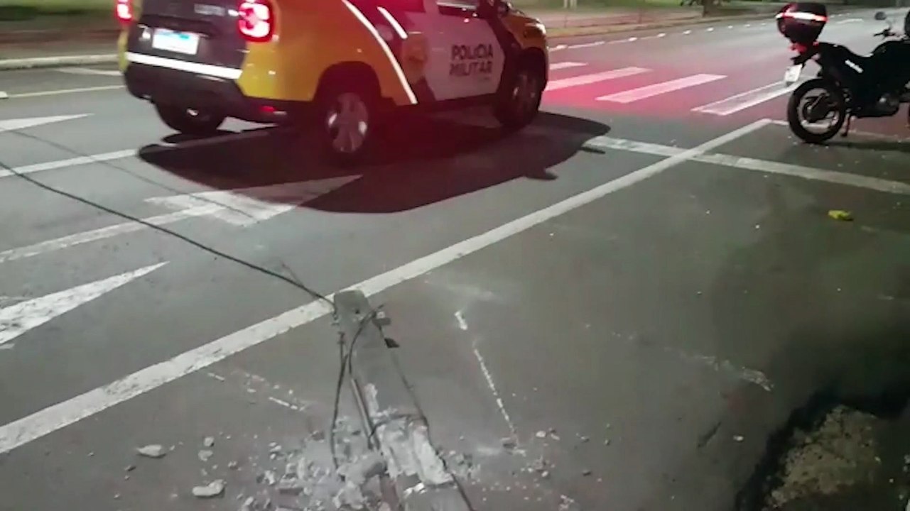 Veículo invade e destrói fachada de loja no Centro de Cascavel