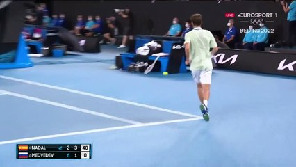 Une balle de set écartée et un retour fou, Medvedev résiste à tout : Nadal mené deux sets à rien