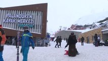 Yarıyıl ve hafta sonu tatilini fırsat bilen kayakseverler Palandöken'e akın etti