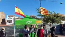 Un grupo de extrema izquierda acosa a Vox en una carpa informativa de Badalona y se encara a los Mossos