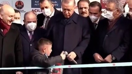 Descargar video: Erdoğan'ın elinden mikrofonu alan çocuk Kılıçdaroğlu'na 'hain' dedi, iktidar için oy istedi!