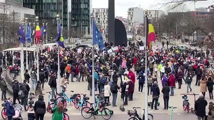 Son dakika haberi... Brüksel'de "zorunlu aşı" karşıtlarından protesto yürüyüşü