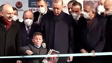 Erdoğan'ın mitinginde sahneye çıkan çocuk...