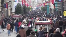 Kar esaretinin ardından vatandaşlar soluğu Taksim'de aldı