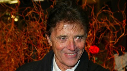 GALA VIDEO - Sacha Distel en couple avec une célèbre actrice américaine ? Son fils rétablit la vérité