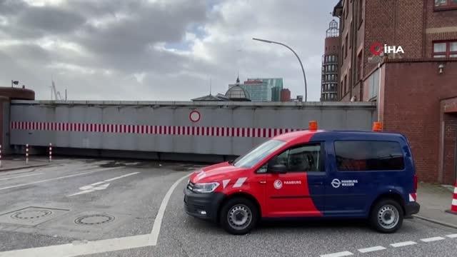 Almanya'yı Nadia fırtınası vurduBalık pazarı sular altında kaldı, seferler iptal edildi