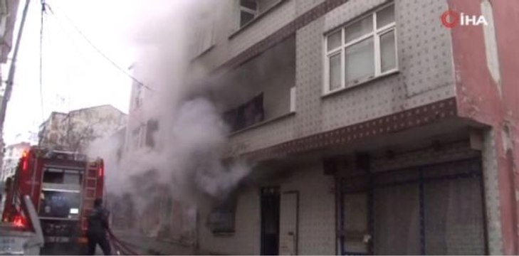 Bağcılar'da 3 katlı binada korkutan yangın, 2'si yatalak 8 kişiyi itfaiye kurtardı