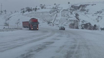 Tokat-Sivas kara yolunda kar nedeniyle ulaşım aksıyor