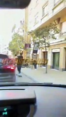 Un hombre circula en patinete con una niña en brazos
