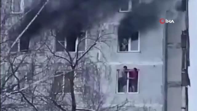Alevlerin arasında kalan kadın komşularının yardımıyla alt kattaki daireye indi