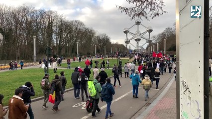Les manifestants arrivent à l'Atomium