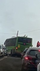 Una guagua queda atrapada durante una hora en Taganana