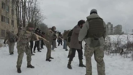 Soldados veteranos instruyen a los vecinos de Kiev para combatir contra Rusia