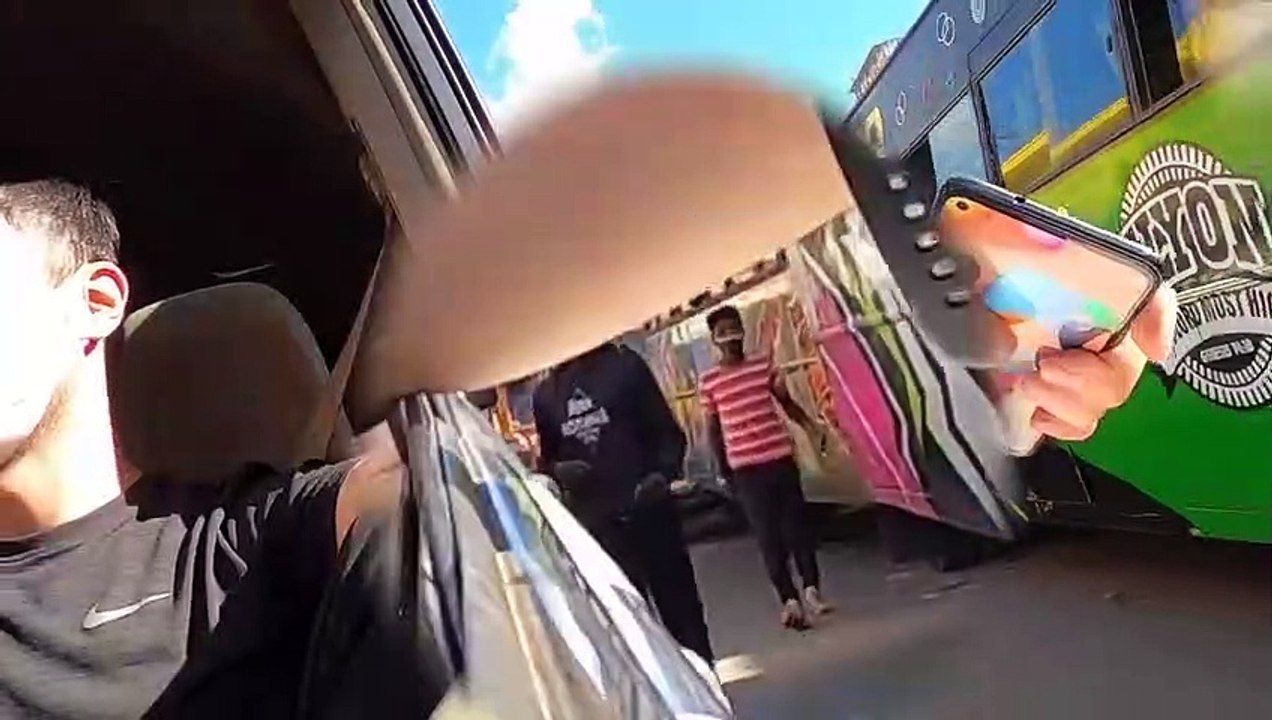 Kenya’nın başkenti Nairobi’deki telefon hırsızlarını kayda almak için dalgın turist numarası yapan genç