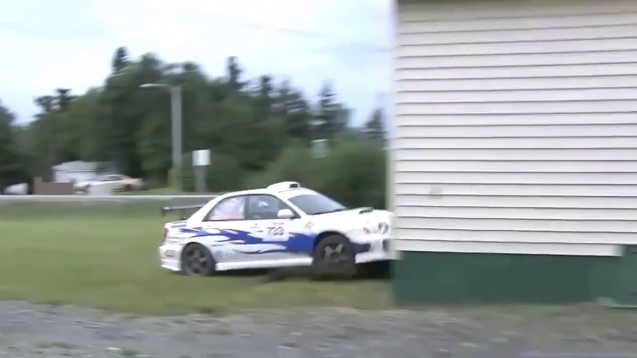 La réaction énorme de ce pilote de rallye qui vient de se prendre une maison