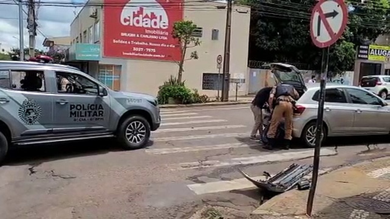 Motociclista fica ferido após colisão na Av. Carlos Gomes