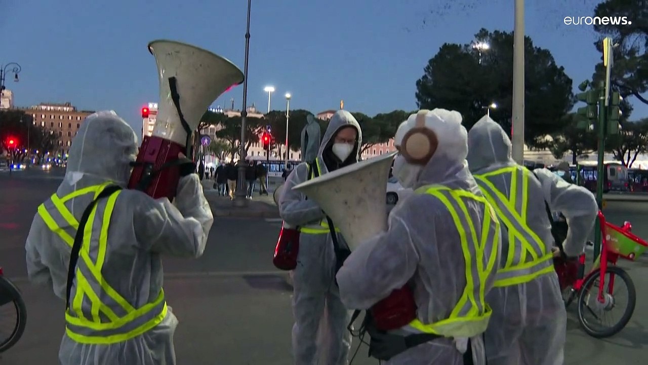 Gli storni nei cieli di Roma. Uno spettacolo della natura che ora suscita lamentele