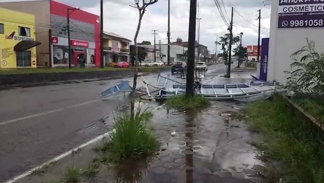 Toldo é arrancado de estrutura e quase atinge carros na Avenida Carlos Gomes