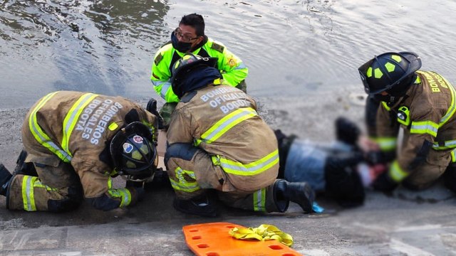 Bomberos rescataron a motociclista que cayó al canal de aguas de la Carrera 30