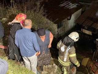 Kağıthane'de gecekondu yandı, sahibi gözyaşlarıyla izledi