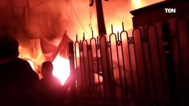 اندلاع حريق في منطقة الحسين بالقاهرة وسيارات الإطفاء تحاول السيطرة على النيران