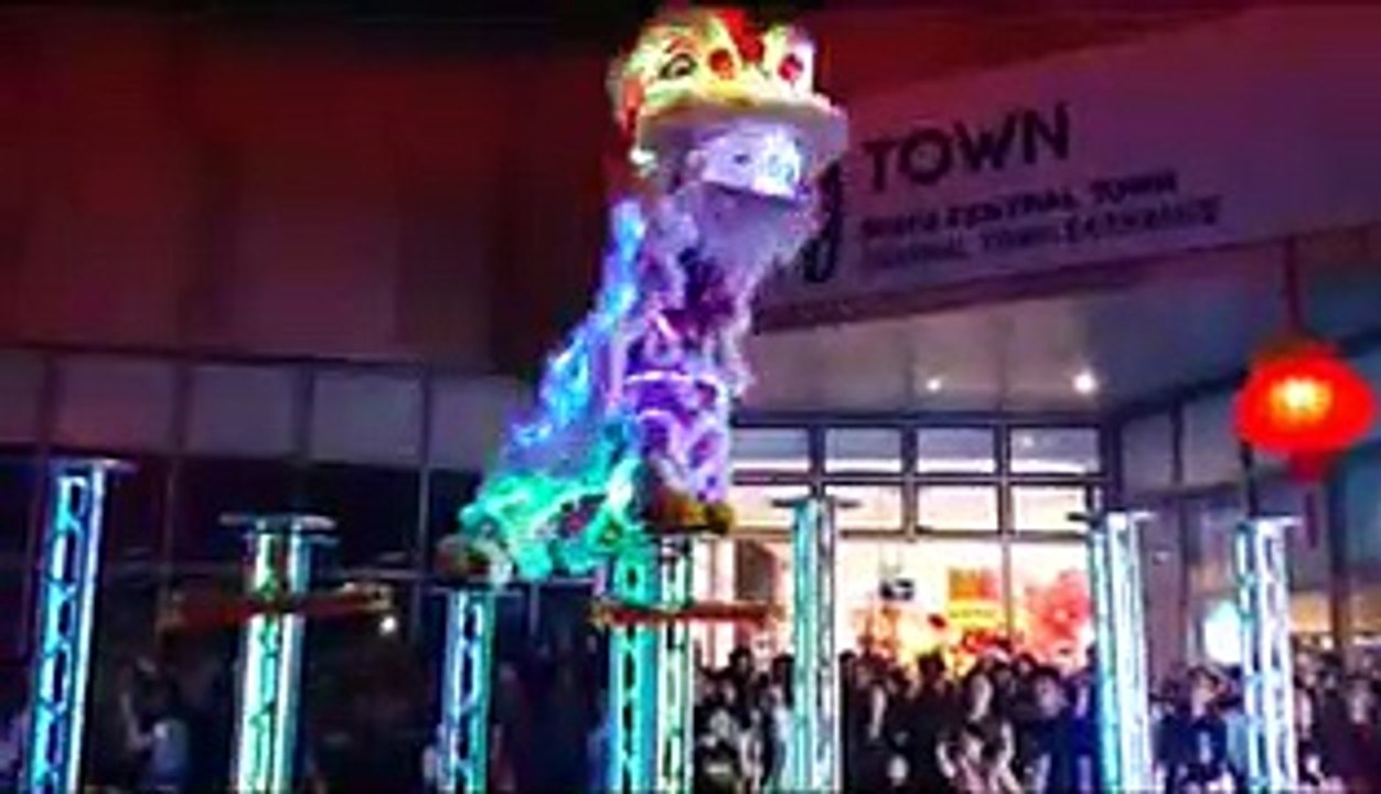 KEREN  Lion Dance penuh lampu