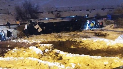 Tırla çarpışan yolcu otobüsü şarampole devrildi: 3'ü ağır 28 yaralı