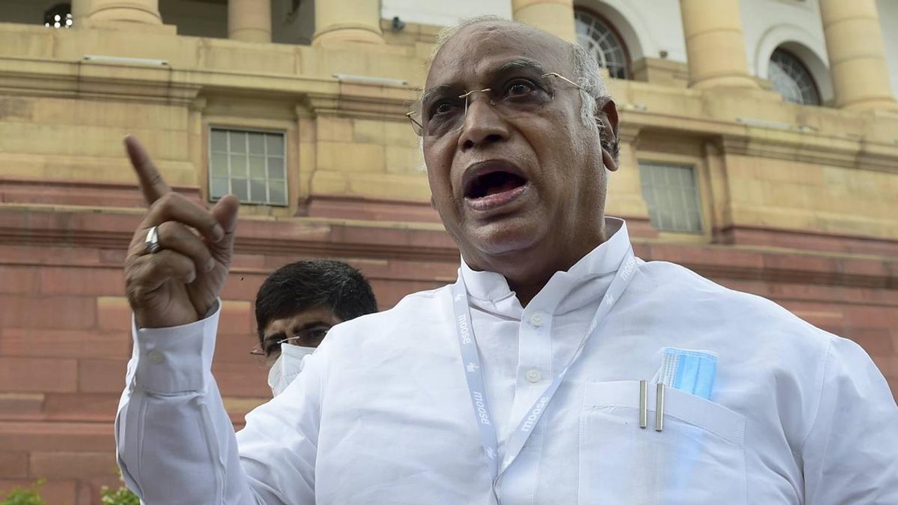 Mallikarjun Kharge attacks Centre before the Budget Session