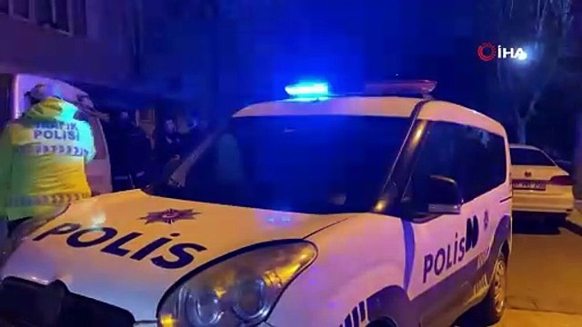 Park halindeki araçlara çarpıp dik bir şekilde havada asılı kaldı