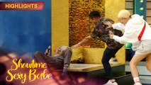 Vhong suddenly falls on stage | It's Showtime Sexy Babe