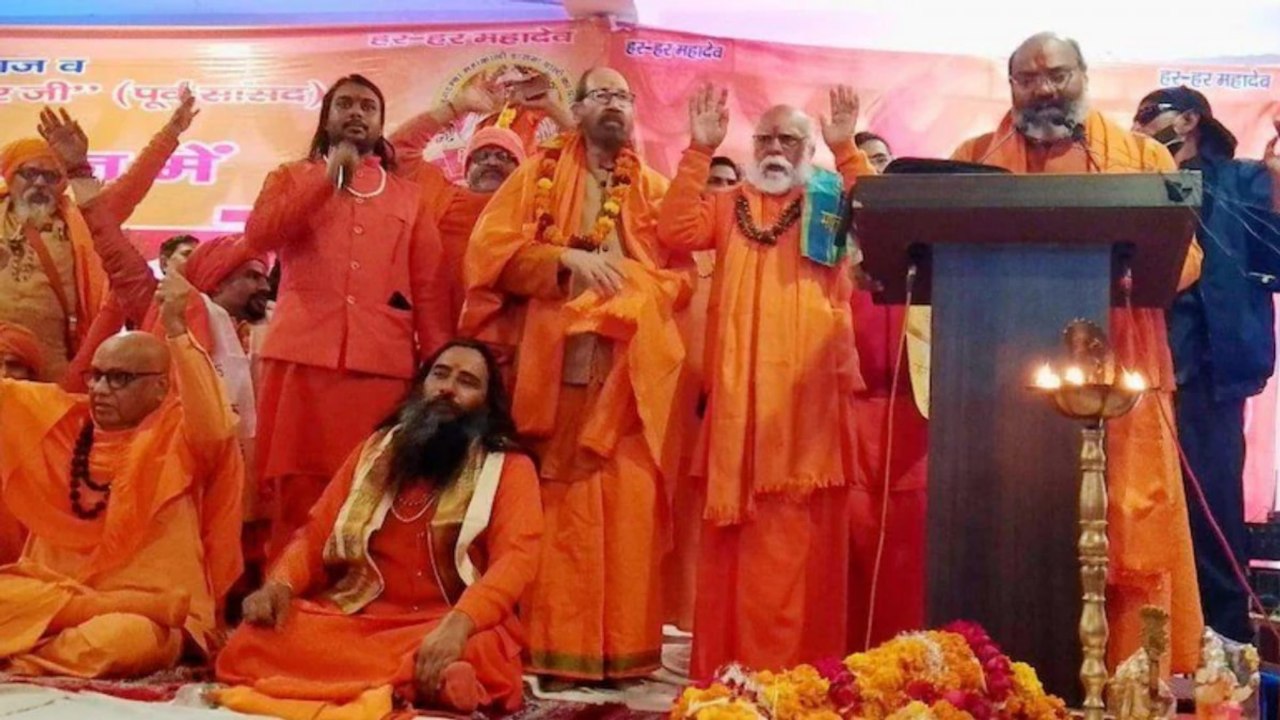 Saints' controversial statement in Prayagraj Dh...