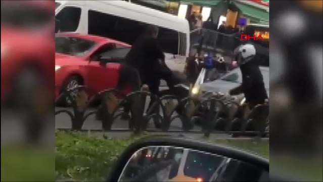 Fatih’te yol verme kavgasında tekmeler havada uçuştu