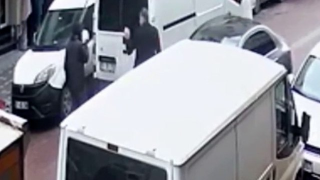 Kumaş yüklediği esnada otomobil çarptı, ameliyatla ayağına platin takıldı