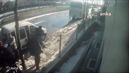 İşte belediye kameramanını kör eden yumruk