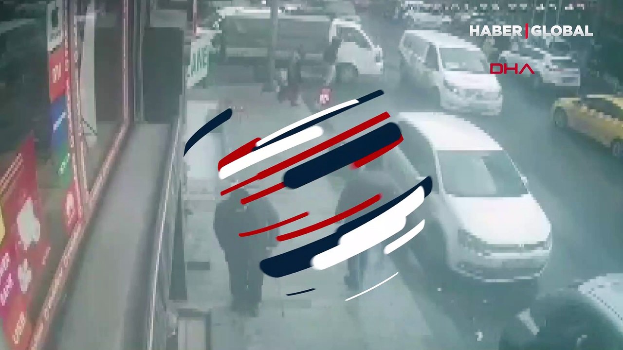Bağcılar'da yankesicilik yöntemiyle yolda yürüyen kadının cep telefonunu böyle çaldı