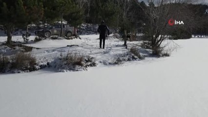Uludağ'ın buz tutan göllerini testere ile kesti...Üzerinde yürüyüp altında yüzüyor