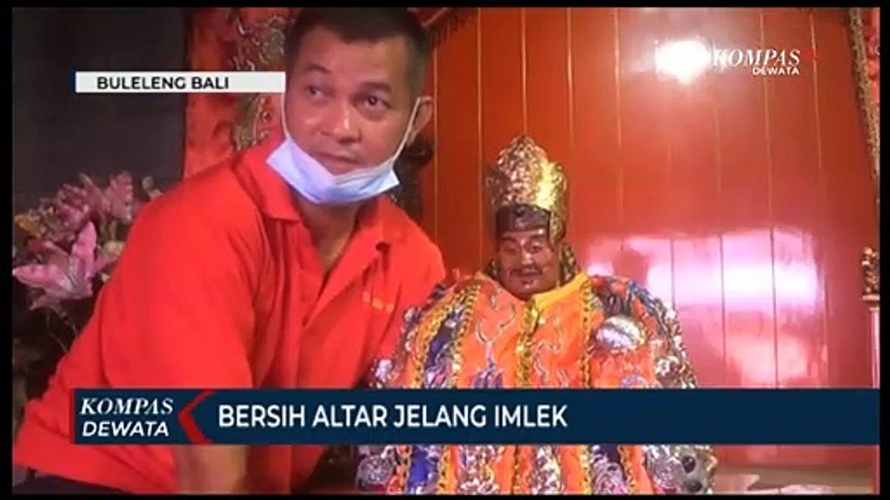 Bersih- Bersih Altar Jelang Imlek