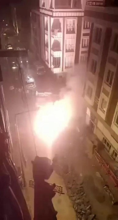 Bomba gibi patlayan yer altı kabloları paniğe neden oldu
